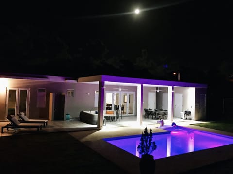 Moonlit evening #villaiguana