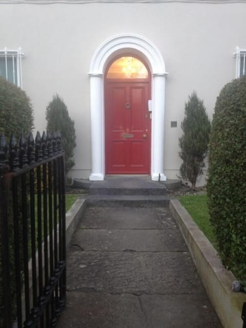 Original flagstone entrance - welcome in!