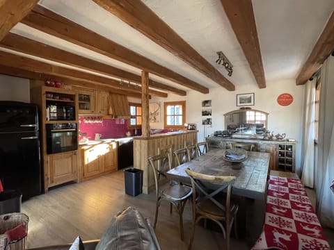 Large dining space, well equipped kitchen (inc. dishwasher, raclette etc)