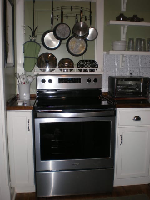 New electric, full-sized stove/oven/range with pots & pans - ready for your use!