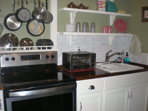 Fully equipped kitchen - complete with service for 4 guests!