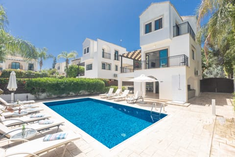 Villa MY5, Modern 5BDR Central Protaras Villa, 3 minute walk to the main strip