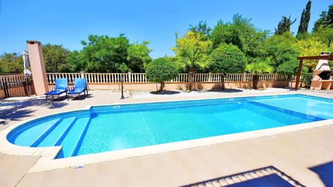 "Villa, brilliant location easy access to local bars, restaurant and pubs. Good bus routes. Villa itself well equipped and very clean."