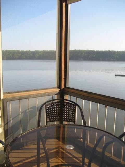 Gorgeous corner deck with no obstructions of the main channel