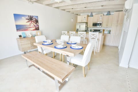 Dining/Entertainment Area