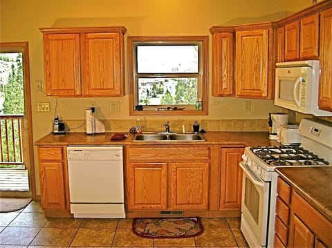Nicely-equipped kitchen! Ready for your home-cooked meals!