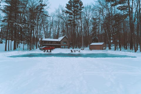 Cozy Winter Wonderland house and yard