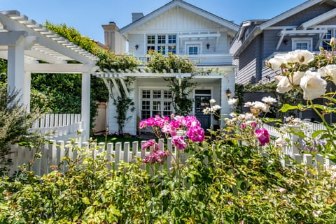 Mint condition home. Beautiful flowers for a cheery entry.