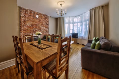 Suite Citadelle - Dining and Living Room
