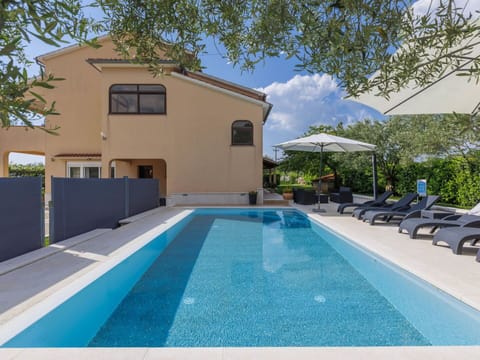 Water, Property, Swimming Pool, Sky, Building, Plant, Cloud, Azure, Tree, Shade