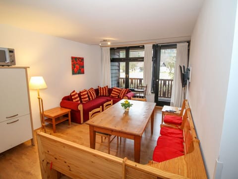 Table, Couch, Furniture, Property, Plant, Chair, Picture Frame, Comfort, Houseplant, Window