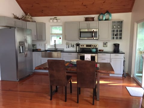 Live-edge table, all kitchen amenities including cookware, utensils, spices etc.