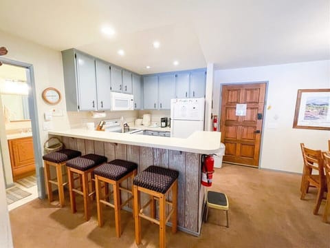 Mammoth Rental Chamonix 53 - Counter Bar Seating