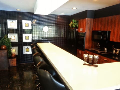 Kitchen that will seat 6 at the breakfast bar. No lonely cook here!!