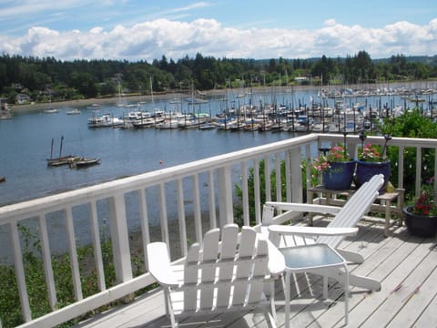 Quartermaster Yacht Club is exclusively sailcraft, just off the deck