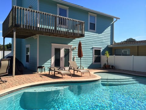 Gentle sloping floor 3 to 9 ft w/ toddler pool no ladder STEPS for easy access!