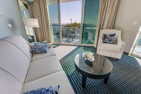 Living Room with Stunning Views☀️