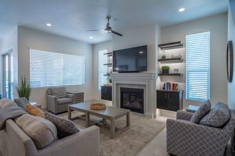 Arcadia 2 - Incredible home with great poolside location