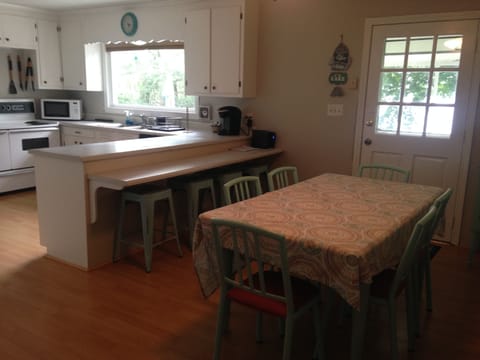 Table seating for 6 plus 4 barstools 