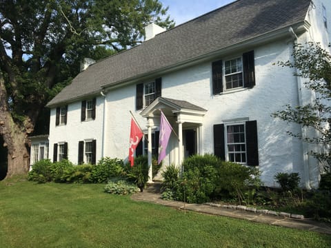 Main Line farmhouse next to Merion Golf across street from train- 20 min to Phil