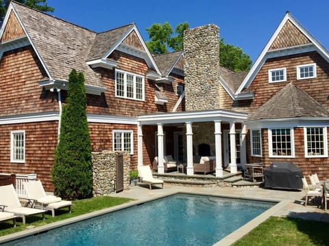 Lounge all day, bbq, float in the pool or enjoy dining al fresco!