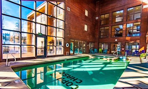 Indoor Heated Pool & Jacuzzi /Spa with Men's/Women's Adjacent Sauna 
