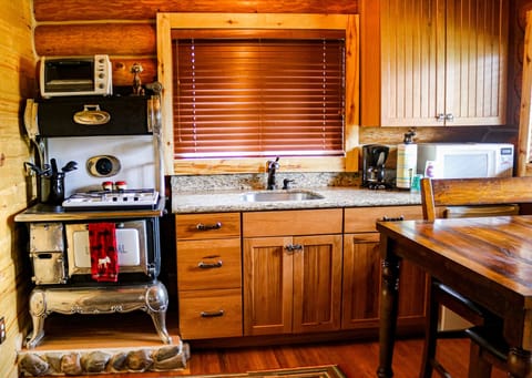 Full size Kitchen, with Beautiful Vanity Cooktop!