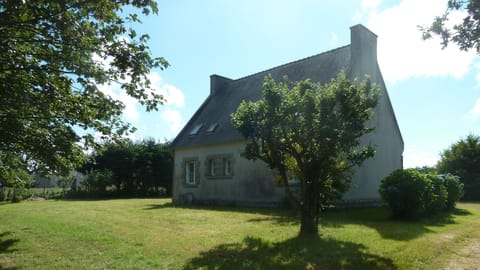 Private land surrounding the house: 15,000 sqft