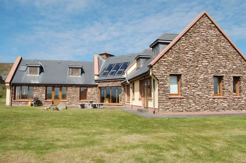 Dun Mhorain Holiday Home featuring Large Backyard and Outdoor Dining Area