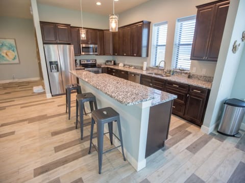 LUNA kitchen with breakfast bar