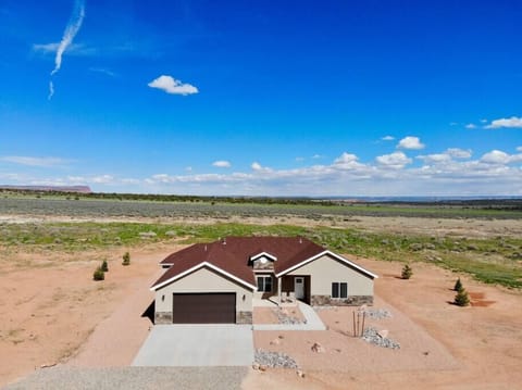 Welcome to Casa Cassidy! This new, tastefully furnished home offers everything you need. with panoramic vistas all around and close proximity to several national parks, you can't find a more ideal base camp for your southern Utah adventures.
