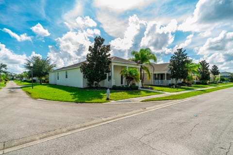 Front of villa near Disney
