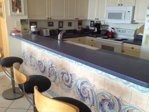 The breakfast bar with seating for 3
