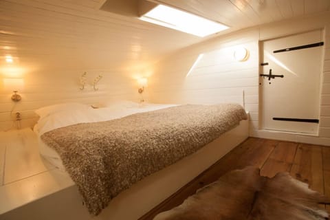 Very comfortable real, queen size bed.
