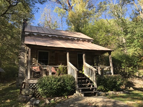 Annie’s is a sweet antique cabin tucked away on the mountain side 