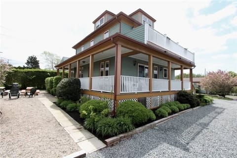 Exterior view of Mariner House with water view .