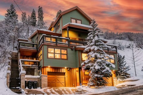 Tucked away from the bustle. Just a short, direct walk to Main Street. This luxury 4 story home even has an elevator; getting luggage to your room is a breeze! 4 outdoor decks/balconies overlook the quaint homes on our Old Town street.