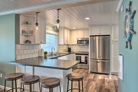 Kitchen | Breakfast Bar | Dishware & Flatware Provided