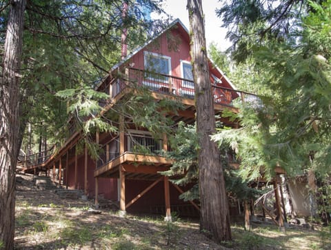 Three stories of rustic  luxury fun!
...minutes to Pinecrest Lake & Strawberry!