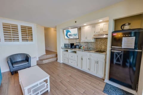 Living Room with Stunning Views☀️