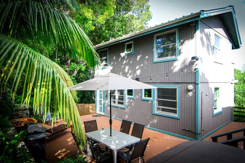 Spacious patio w/ Bbq grill, jetted tub, hammock etc