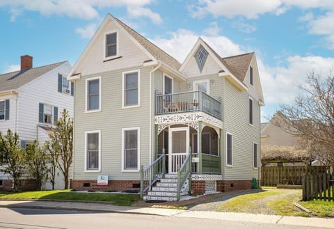Victorian Cottage is a sensational 3 Bedroom Vacation Home on Chincoteague Island.