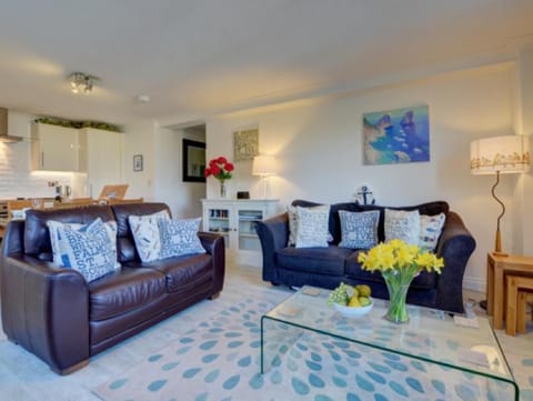 Beautiful Spacious Lounge