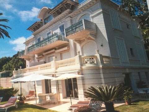 Toi & Moi, a magnificent villa set in beautiful gardens looking out at the med. 
