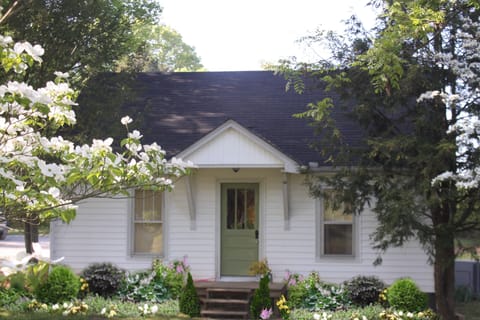 Charming Country Cottage awaits your visit