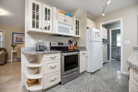 You`ll love the Stainless Appliances and lovely Custom Granite Floor.
