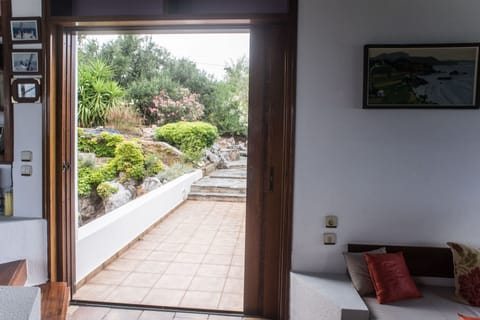 Living room and passage to the garden