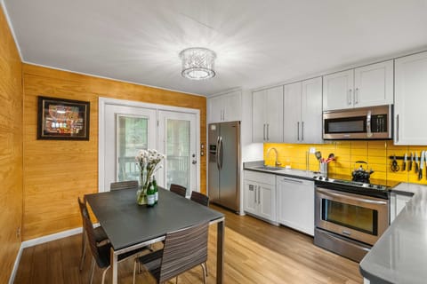 Kitchen w/dining table