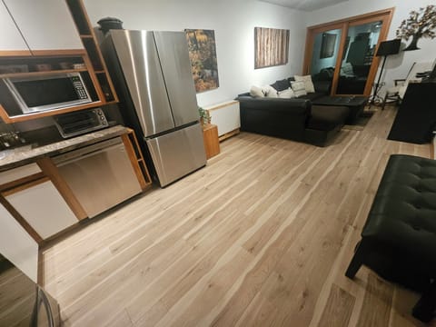 Full kitchen with new fridge, ice maker, full-size stove/oven, DW, coffee maker