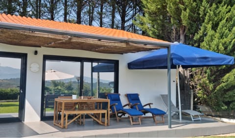 Acolhedora e envolta em verde, a Ursa Menor oferece privacidade, relvado exclusivo e acesso rápido à piscina. Ideal para quem valoriza silêncio e bem-estar.